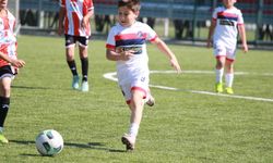 SÜRATİ VE OYUN ZEKASIYLA ÖNE ÇIKAN EMRE, GELECEĞE YÜRÜYOR