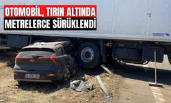 OTOMOBİL, TIRIN ALTINDA METRELERCE SÜRÜKLENDİ