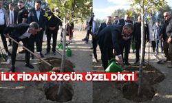 Bolu’da Cumhuriyet Parkı’na ilk fidanı Özgür Özel dikti