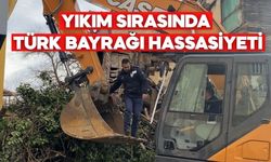 Bolu'da Zabıta personeli, Türk bayrağını kepçenin üzerine çıkarak aldı