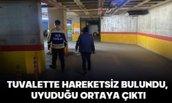 TUVALETTE HAREKETSİZ BULUNDU, UYUDUĞU ORTAYA ÇIKTI