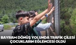 Bayram dönüş yolunda trafik çilesi, çocukların eğlencesi oldu