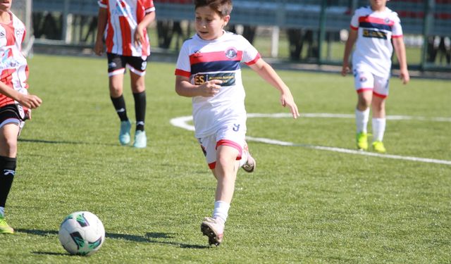 SÜRATİ VE OYUN ZEKASIYLA ÖNE ÇIKAN EMRE, GELECEĞE YÜRÜYOR