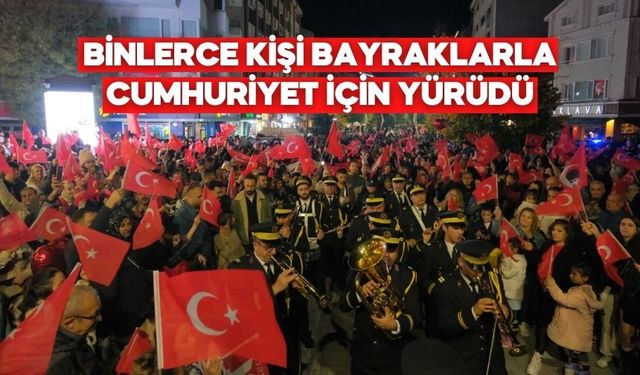 Bolu’da Binlerce Kişi Türk Bayraklarıyla Cumhuriyet İçin Yürüdü