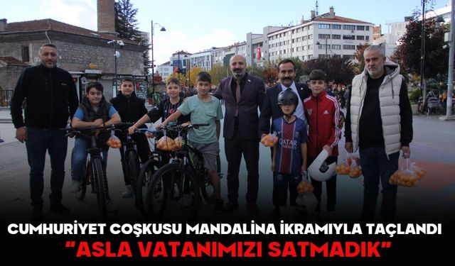 CUMHURİYET COŞKUSU MANDALİNA İKRAMIYLA TAÇLANDI:  “ASLA VATANIMIZI SATMADIK”