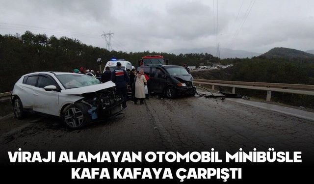 VİRAJI ALAMAYAN OTOMOBİL MİNİBÜSLE KAFA KAFAYA ÇARPIŞTI: 4 YARALI