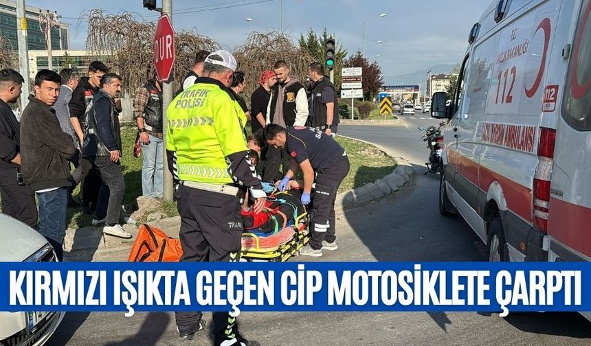 KIRMIZI IŞIKTA GEÇEN CİP MOTOSİKLETE ÇARPTI