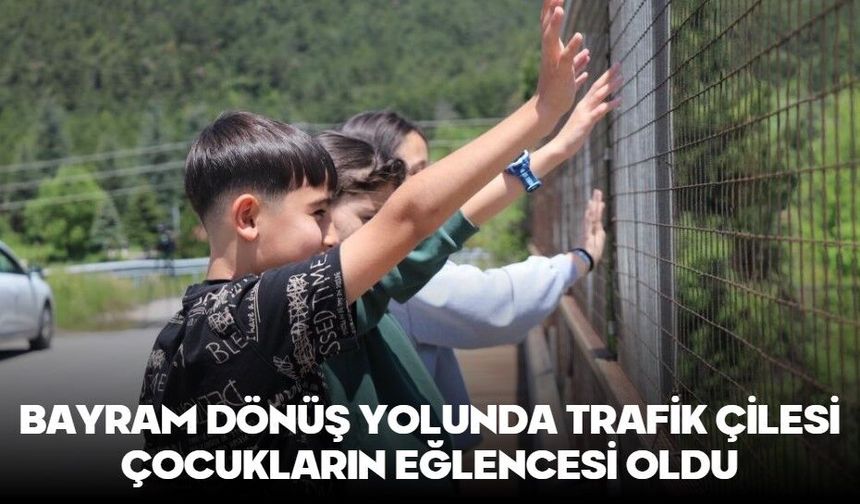 Bayram dönüş yolunda trafik çilesi, çocukların eğlencesi oldu